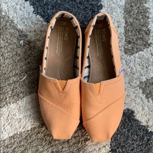 Worn once outside toms